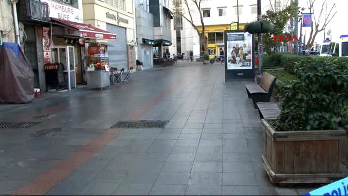 Kadıköy\'de Şüpheli Çantadan Kitap Çıktı