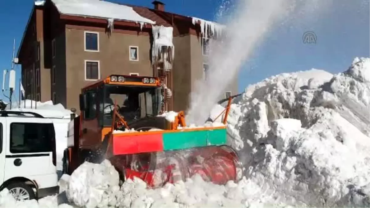 Uludağ\'da Güneşli Havada Kayak Keyfi