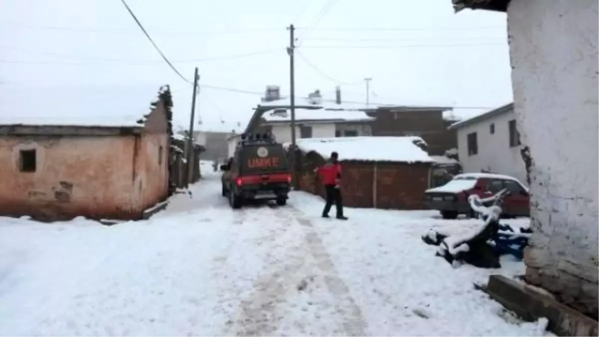 Yolu Kardan Kapanan Köyde Hastalanan Hiranur\'u Umke Kurtardı