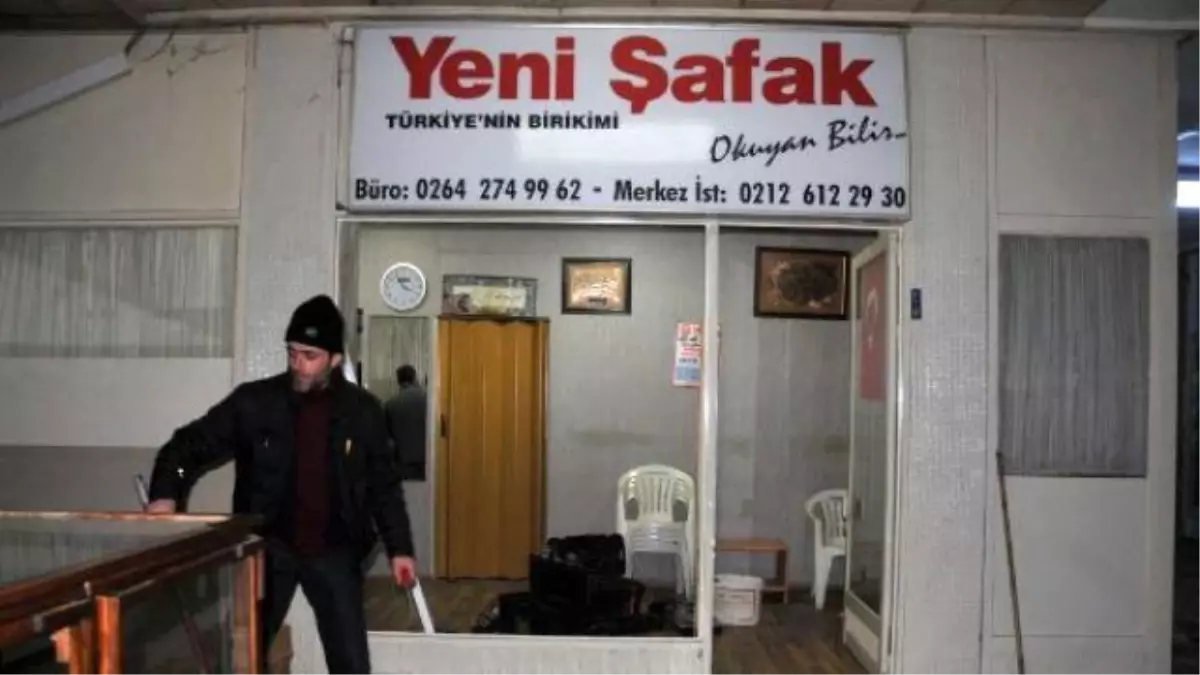 Yeni Şafak ve Yeni Akit\'e Taşlı Saldırı