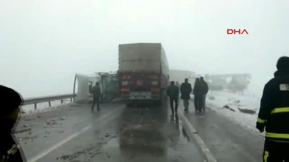 Afyonkarahisar-Antalya Yolunda İki Zincirleme Kaza: 5 Yaralı