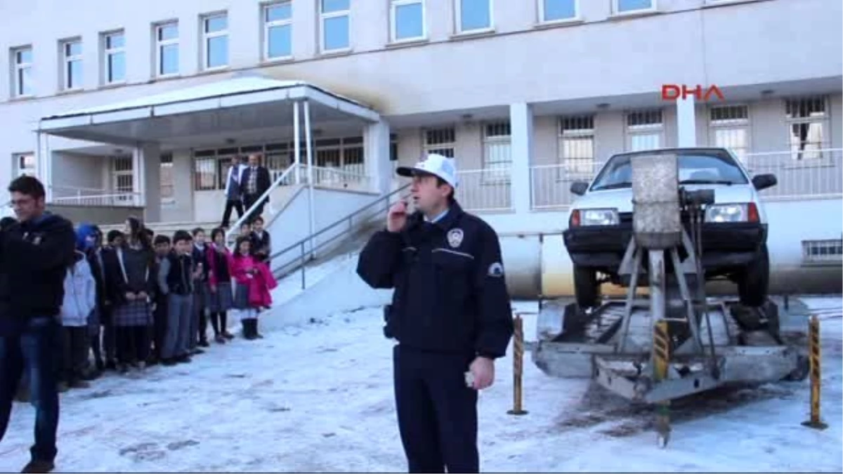 Erzurum Öğrencilere Simülatörde Emniyet Kemeri Eğitimi