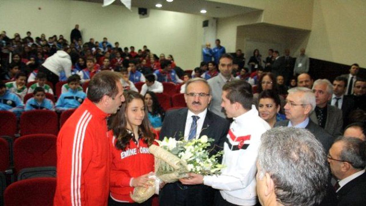 Genç Şampiyonlara Ödülleri Verildi