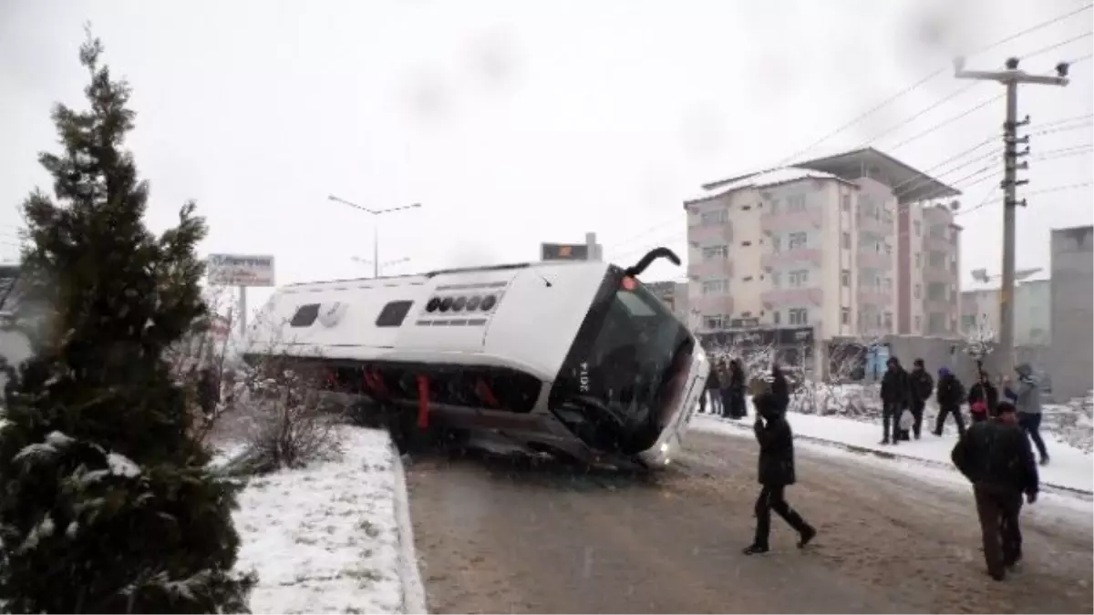 Gölbaşı\'nda Yolcu Otobüsü Devrildi