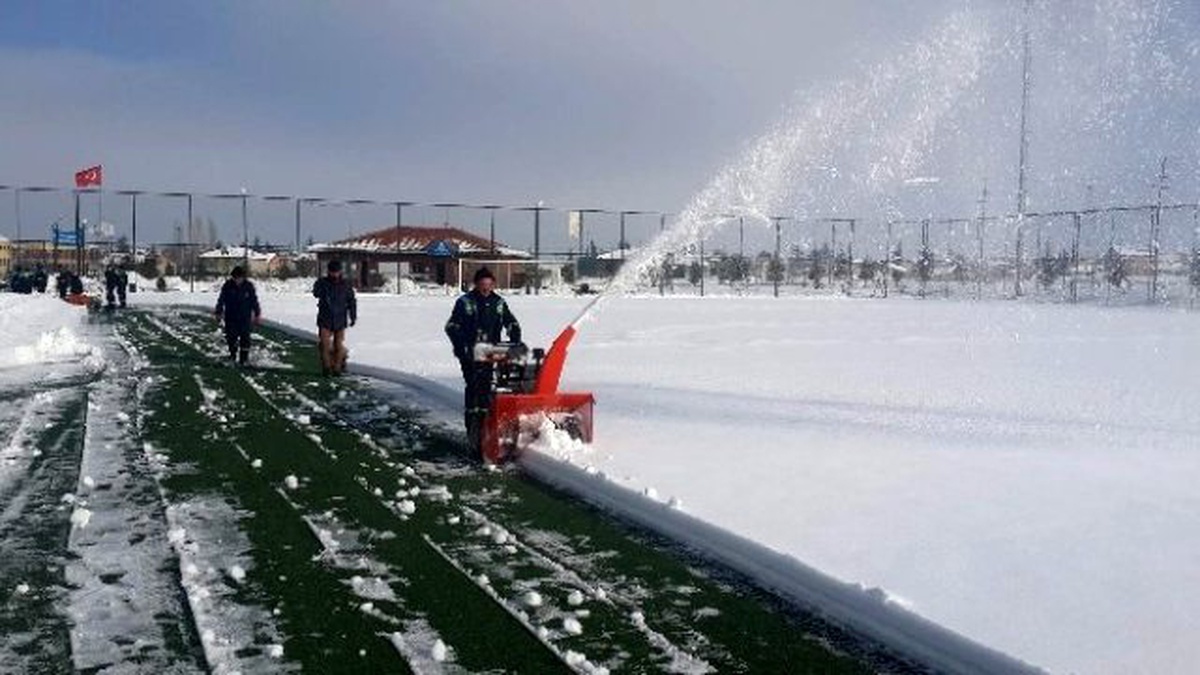 Hasan Doğan Spor Sahasının Zemini Temizleniyor