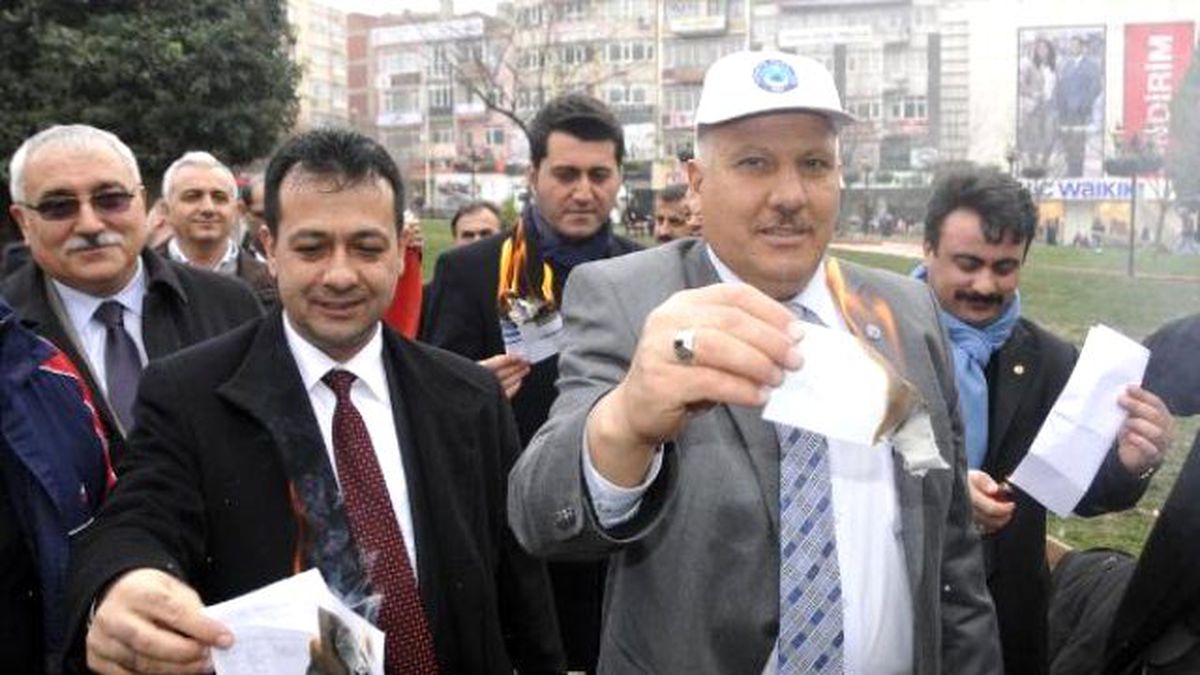 İzmit\'te Memurlar Bordro Yaktı