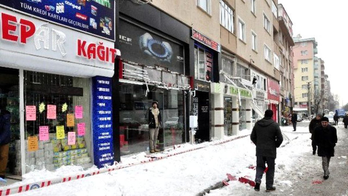 Eskişehir\'de Kar Kütlesi Çatıdan Düştü: 1 Yaralı