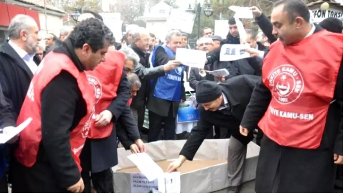 Memurlar Bordo Yaktı, Kefen Giyip Tabuta Girdi