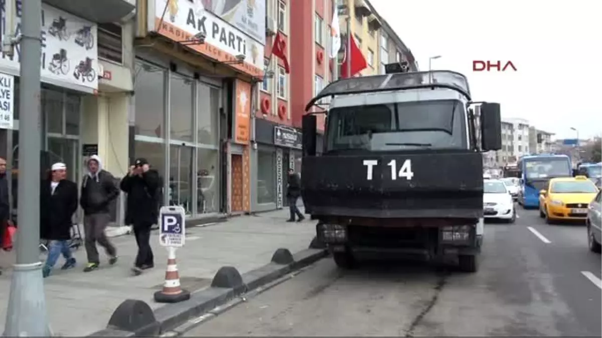 Memurlar Maaş Bordrolarını Yakarak Hükümeti Protesto Etti