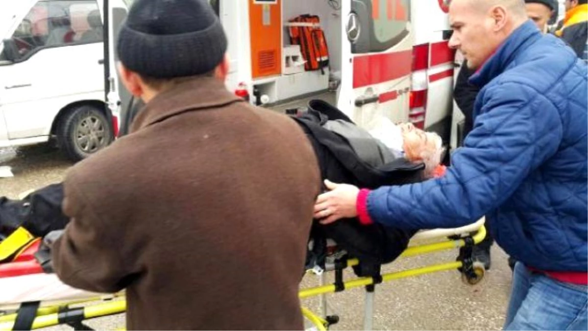 Düzce\'de Minibüse Çarpan Motosiklet Sürücüsü Yaralandı