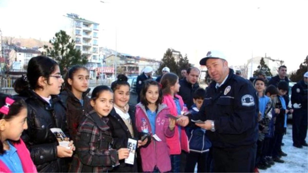 Öğrencilere Simülatörde Emniyet Kemeri Eğitimi