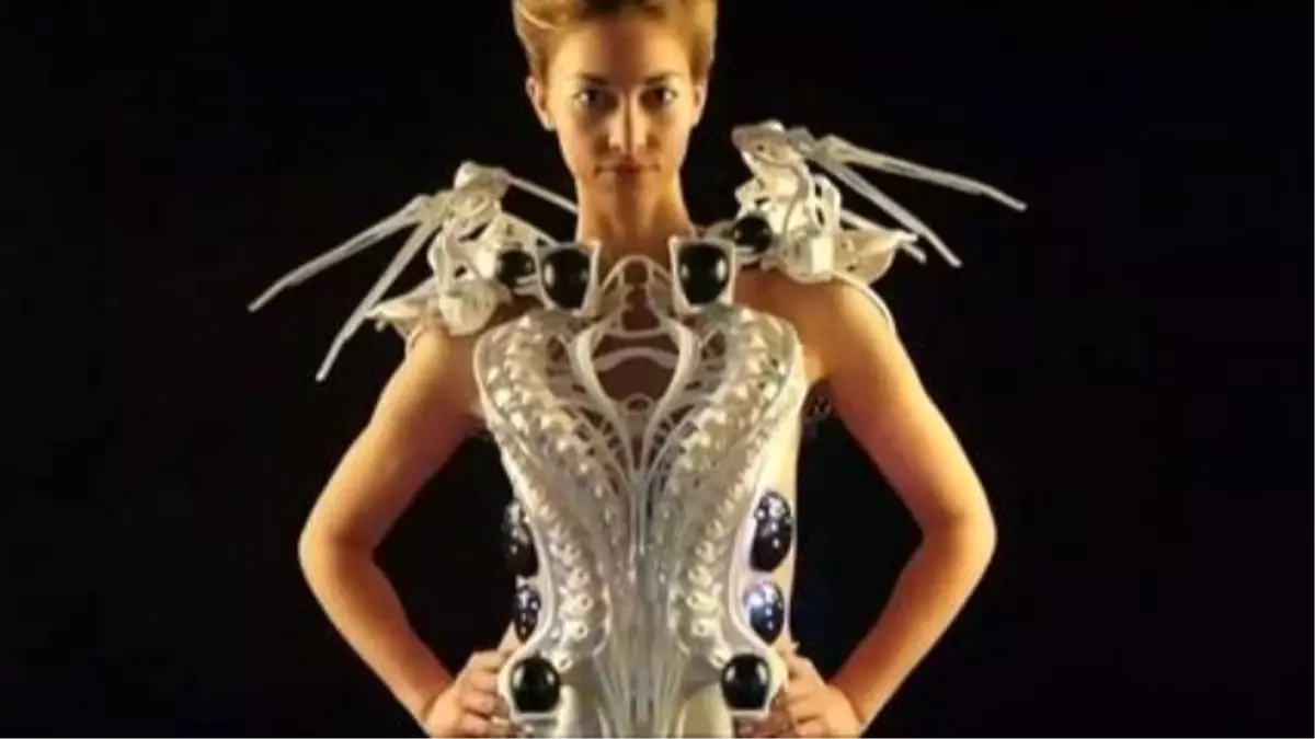 Spider Dress\' Puts Up A Wearable Defense