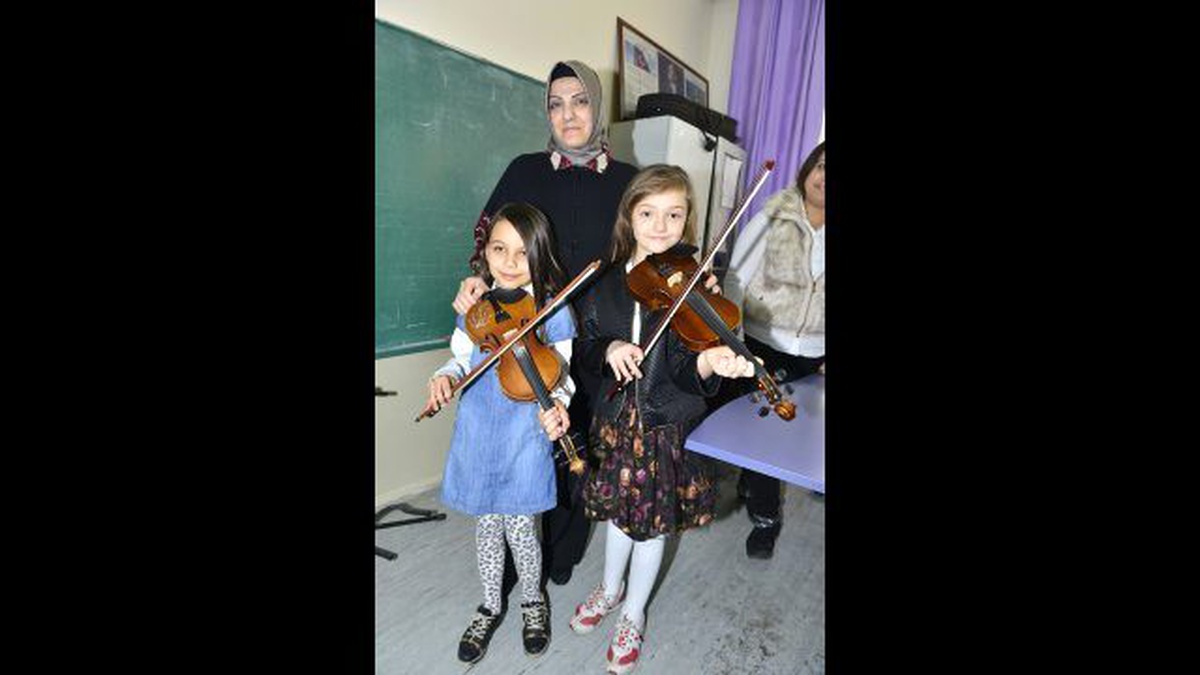 Şükran Edebali\'den Genç Müzisyenlere Ziyaret
