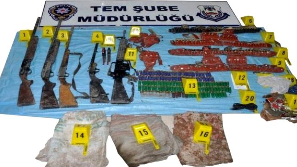 Toprağa Gömülü Silah ve Mühimmat Ele Geçirildi