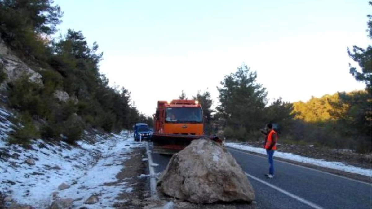 Demirci\'de Yamaçtan Kopan Büyük Kaya Parçası Karayoluna Düştü