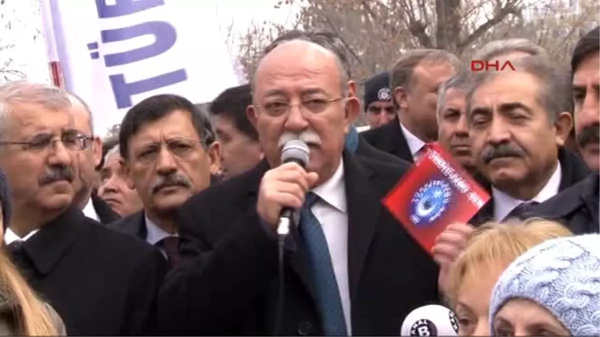 Zamları TBMM Önünde Bordro Yakarak Protesto Ettiler