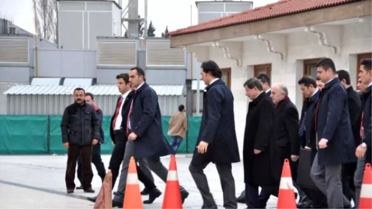 Başbakan Davutoğlu Cuma Namazını Atatürk Havalimanında Kıldı