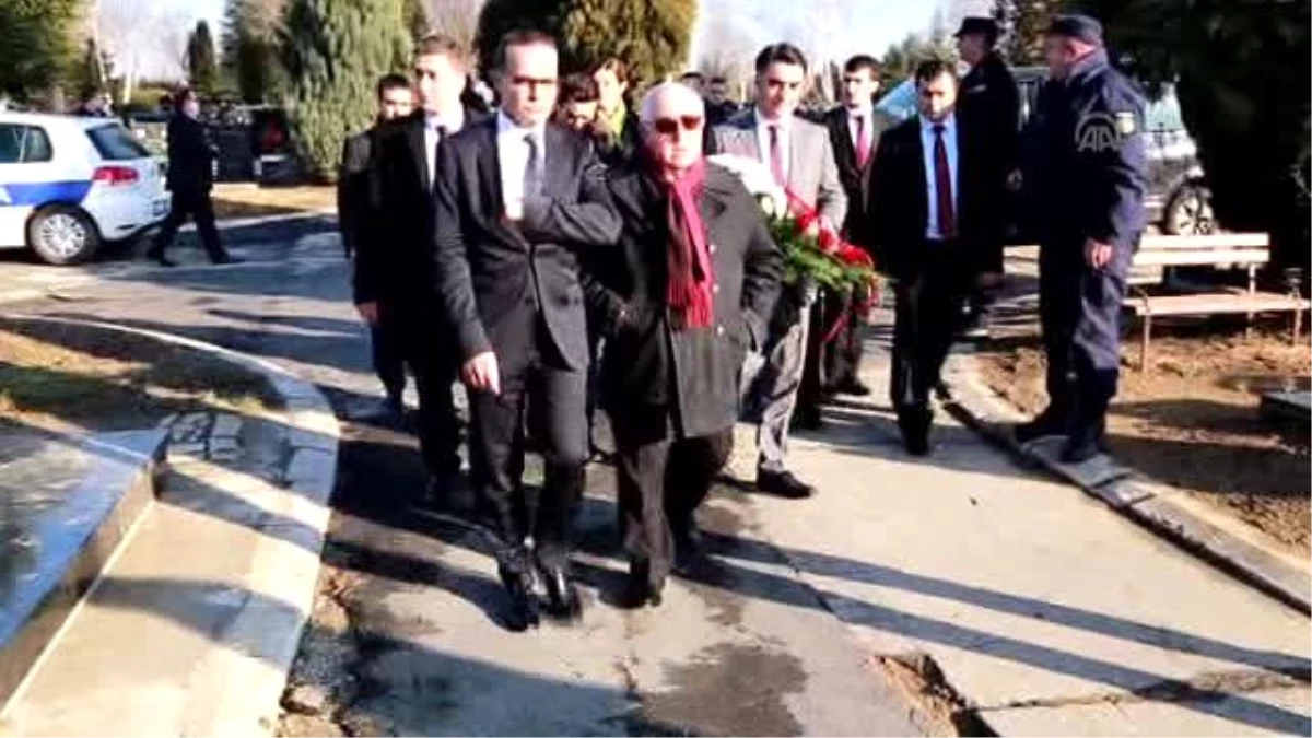Duygun Yarsuvat, Sırp Taraftar İvkoviç\'in Mezarını Ziyaret Etti