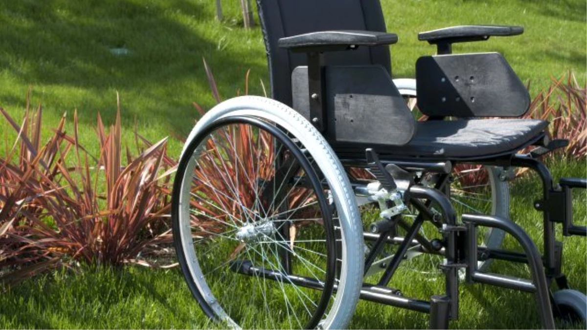 Engelli Öğrenciye Tekerlekli Sandalye Yardımı
