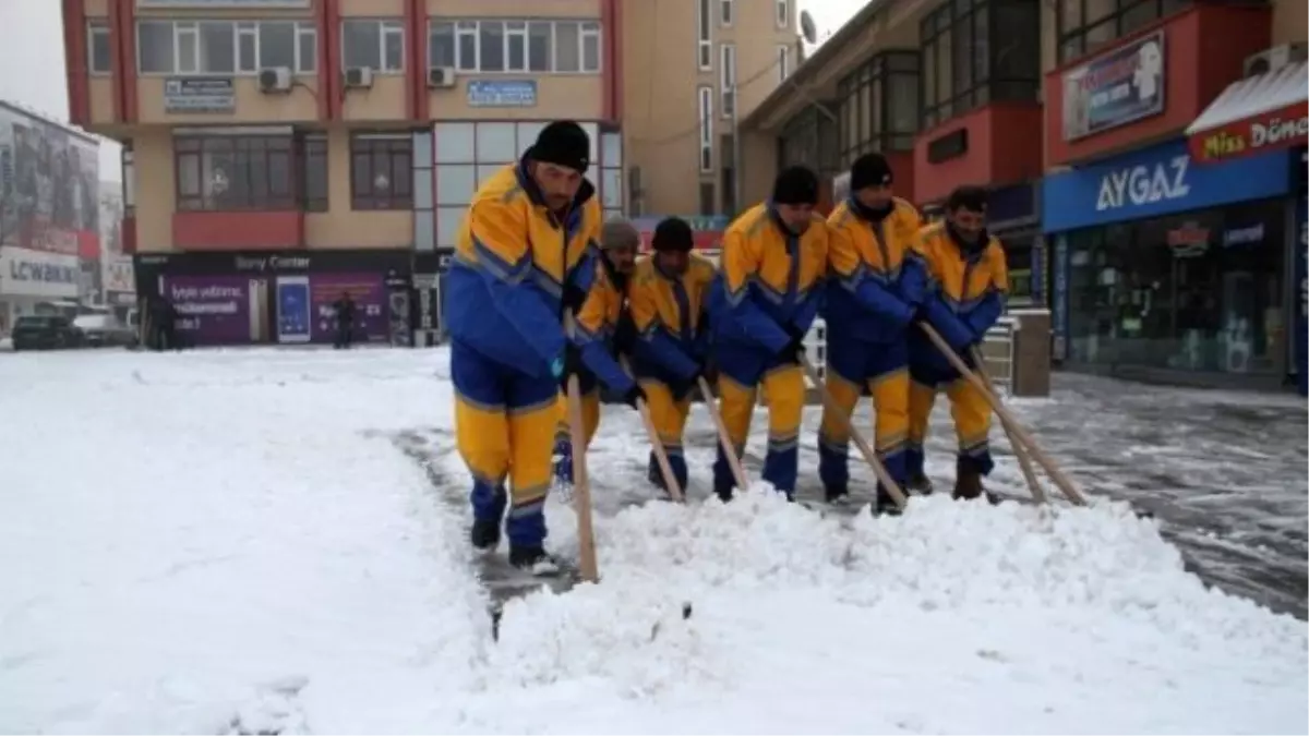 Erzincan Belediyesinden Kar Yağışı Sonrası Müdahale