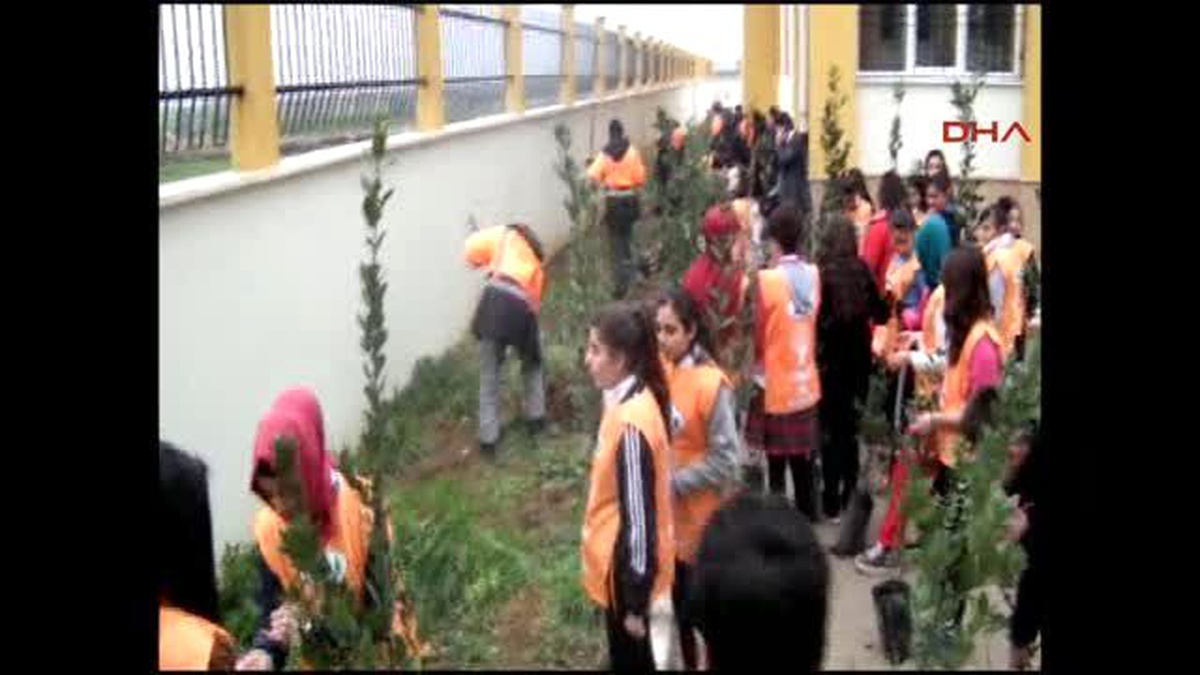 Gaziantep Öğrenciler Okul Bahçesinde Fidan Dikti