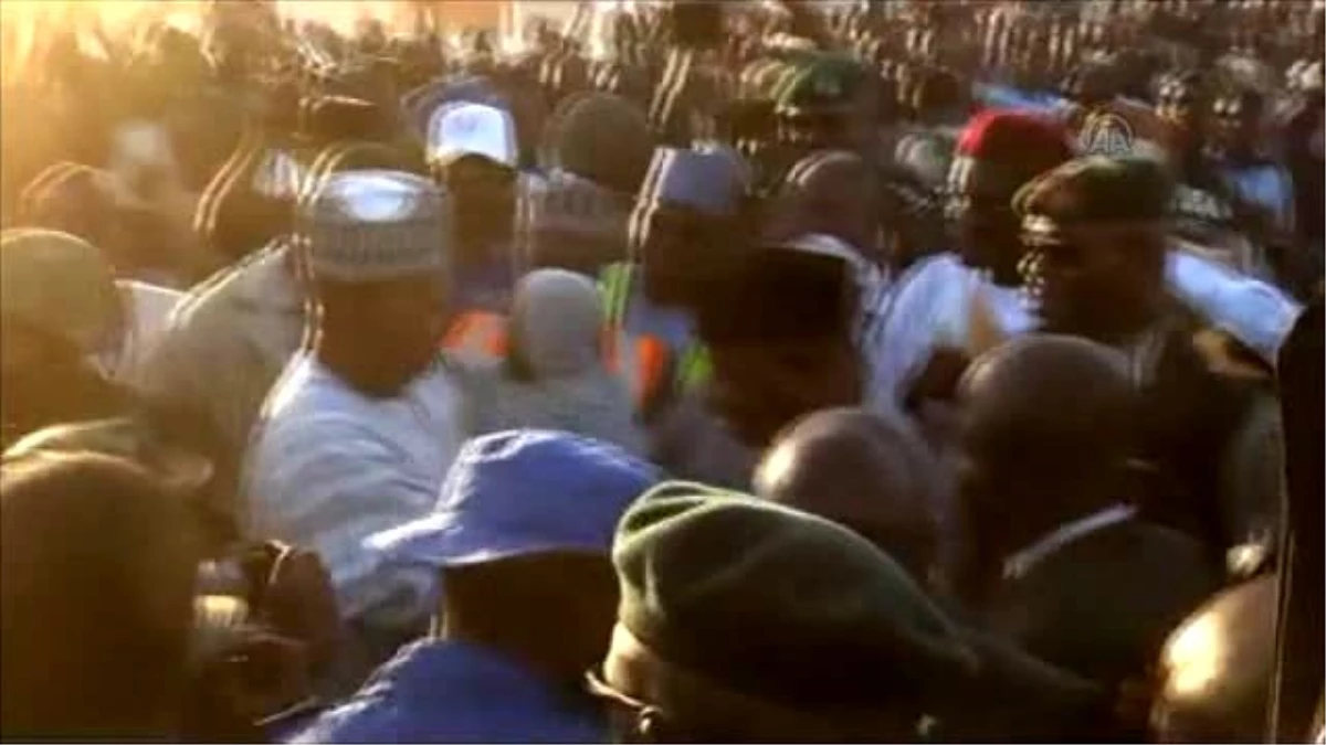 Goodluck Jonathan, Boko Haram\'dan Kaçan Aileleri Ziyaret Etti