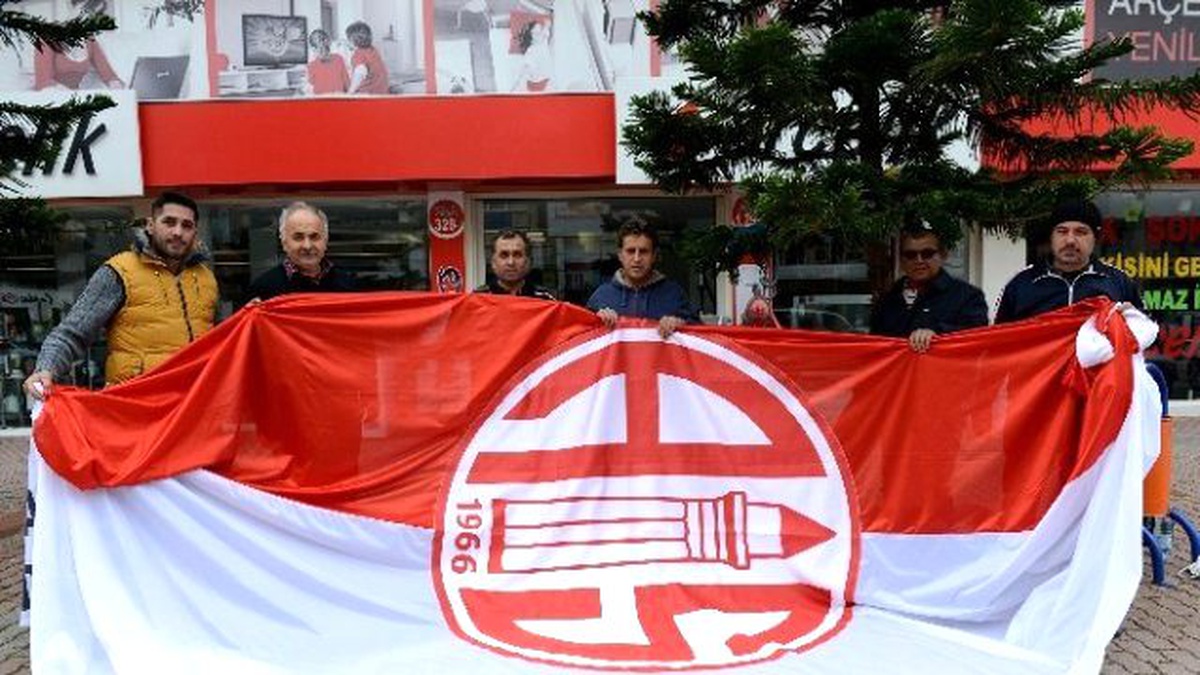 İlçeler Antalyaspor Bayraklarıyla Süsleniyor