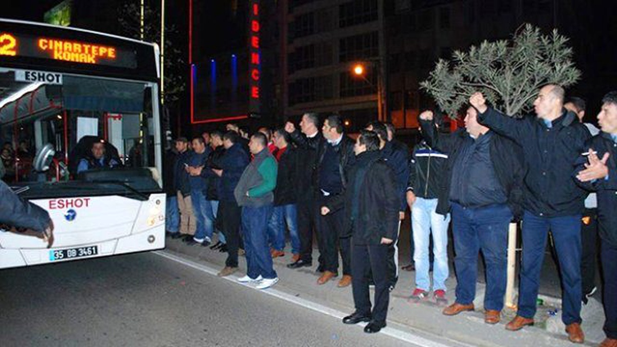 İzmir\'de Şoförler \'Siyah Kurdeleyle\' Yola Çıktı