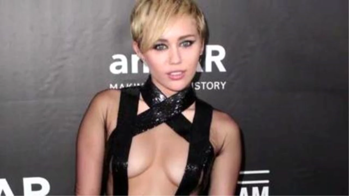 Miley Cyrus Goes Full Frontal İn V Magazine Photo Shoot