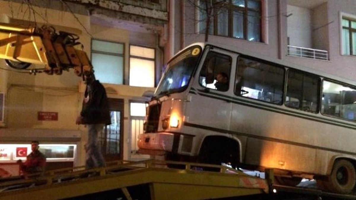 Minibüsten Fırlayan Tekerlek Tehlike Saçtı