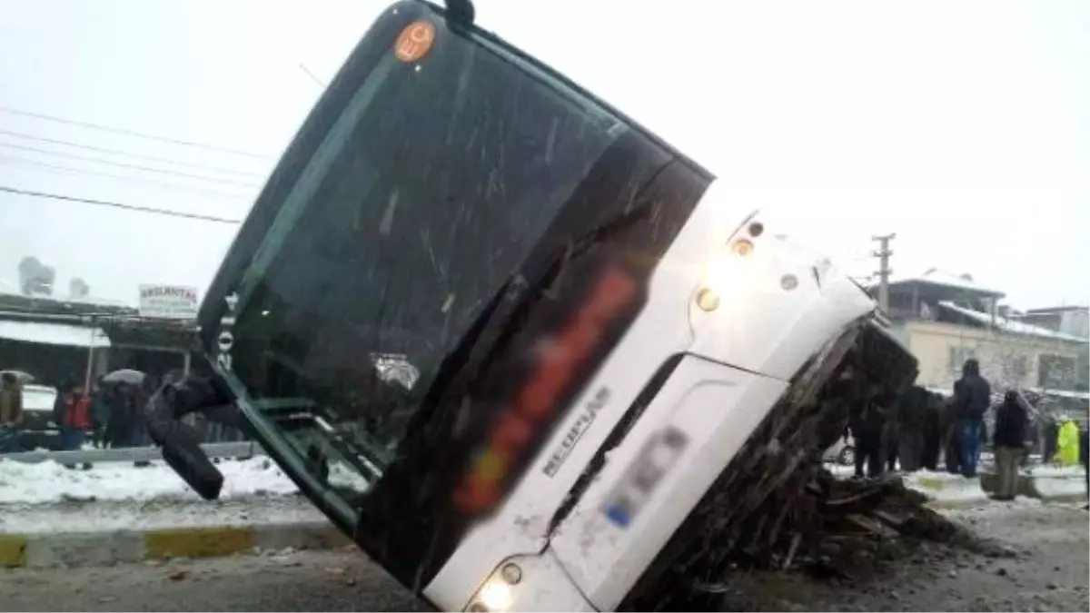 Otomobil ile Çarpışan Yolcu Otobüsü Devrildi