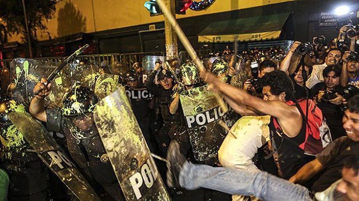 Peru\'da İşçiler Hükümeti Protesto Etti