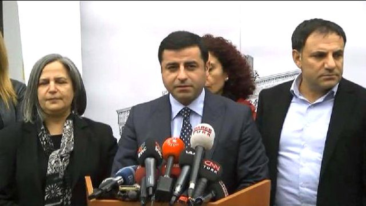 Selahattin Demirtaş Yaşar Kemal\'i Ziyaret Etti