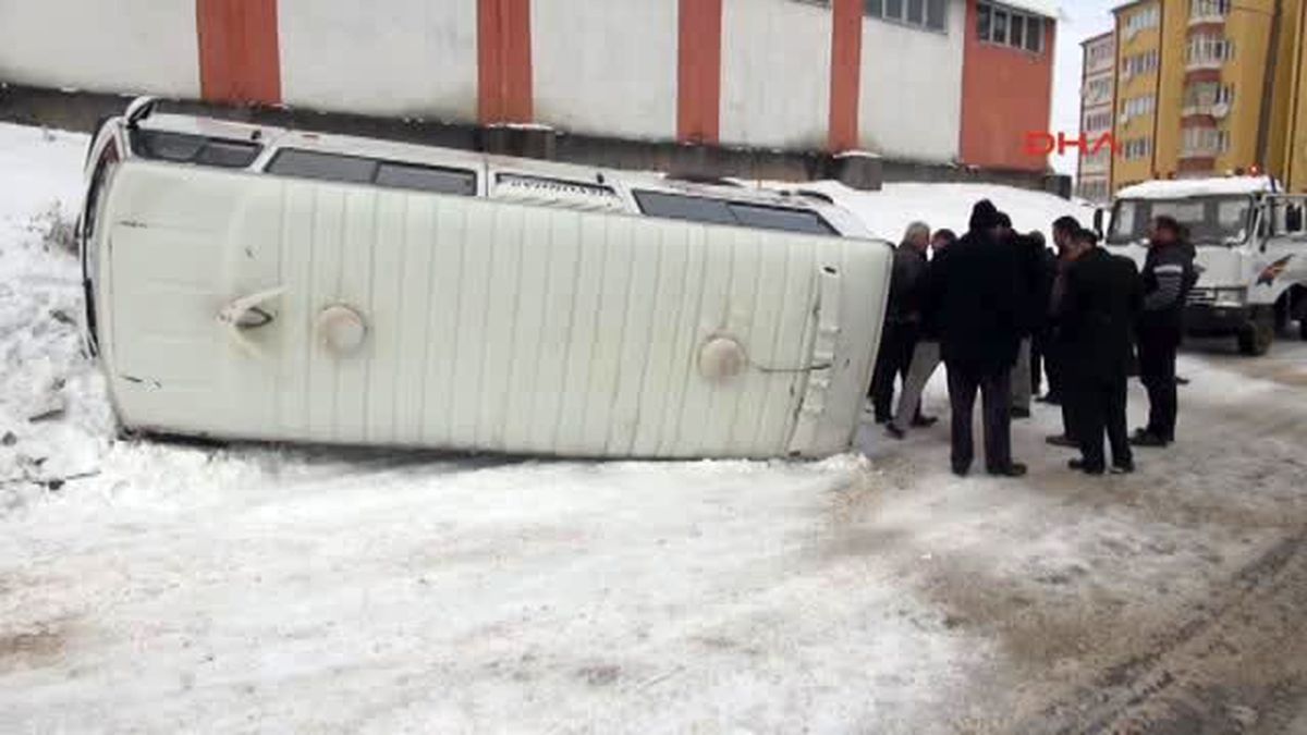 Sivas\'ta İşçi Servisi Yan Yattı: 5 Yaralı