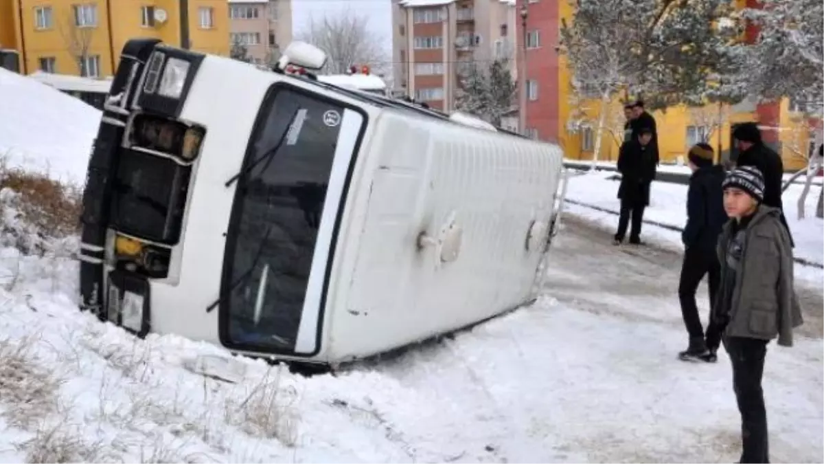 Sivas\'ta İşçi Taşıyan Minibüs Devrildi: 5 Yaralı