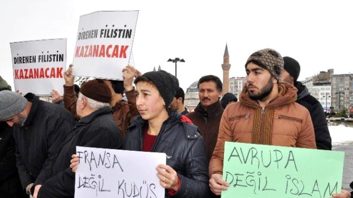 Sivas\'ta SP Üyeleri \'Cumhuriyet Gazetesini Protesto Etti