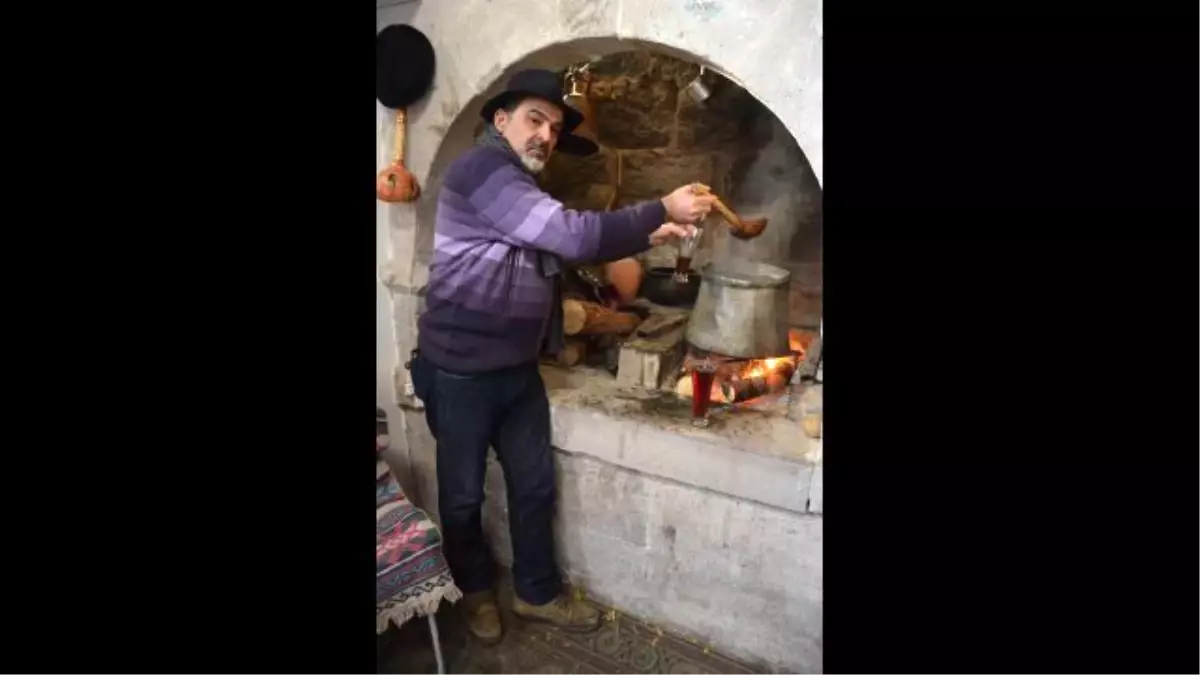 11 Çeşit Bitkiden Kış Çayı Kaynatıp Dağıtıyor