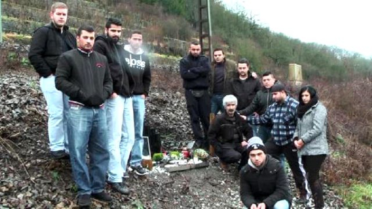 Almanya\'da Kaza Ölen Türk Genci İçin Hazırlanan Anma Yerini Yaktılar