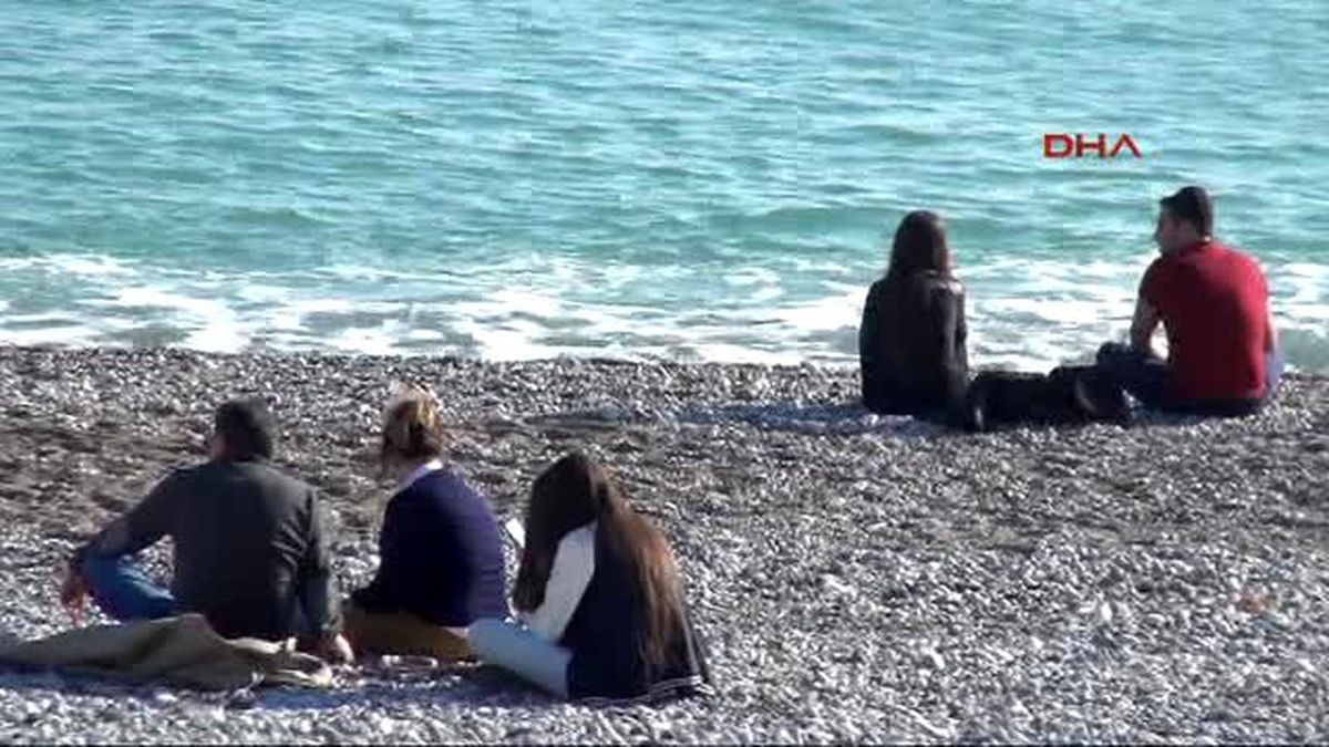 Antalya\'da Güneşi Gören Sahile Koştu
