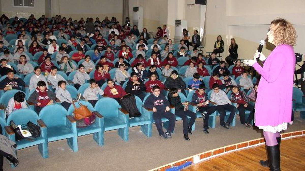 Aytül Akal Küçük Okurlarıyla Buluştu