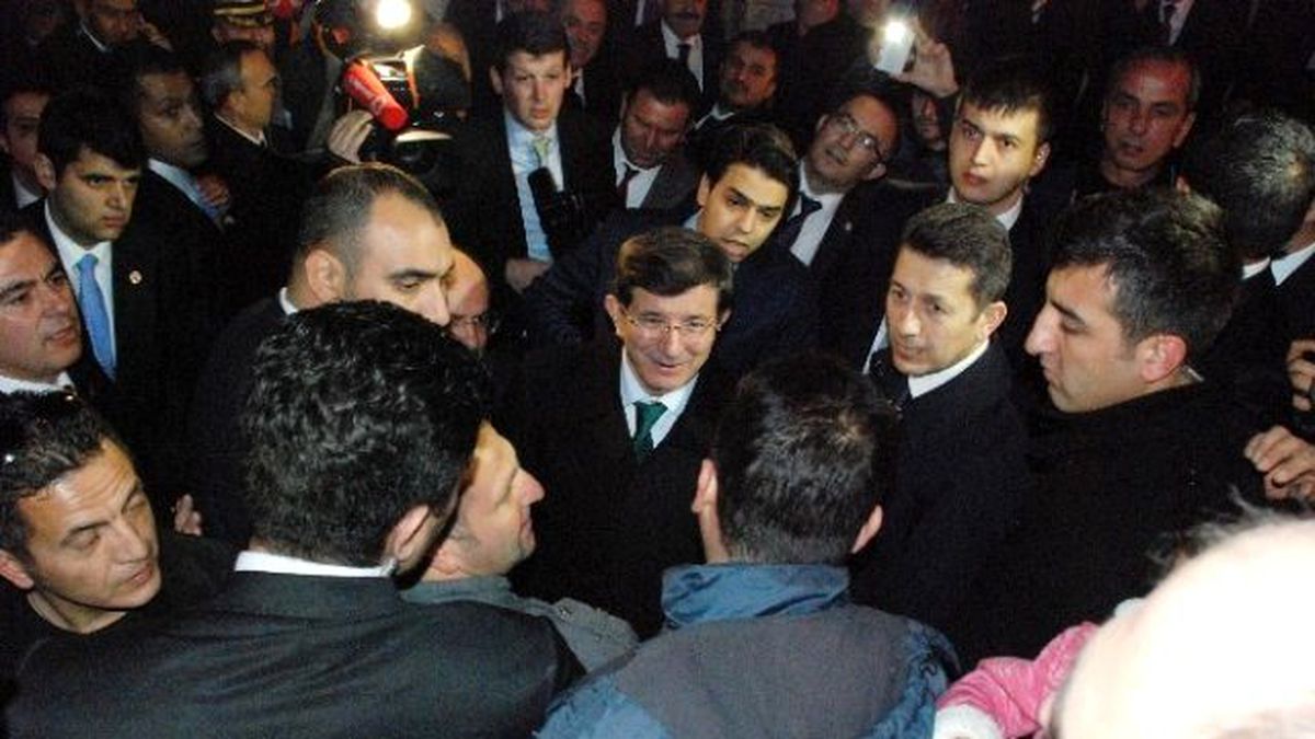 Başbakan Davutoğlu, Şahidi Türbesini Ziyaret Etti