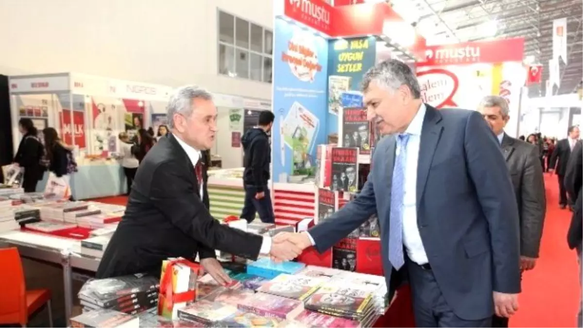 Başkan Karalar Kitap Fuarını Gezdi