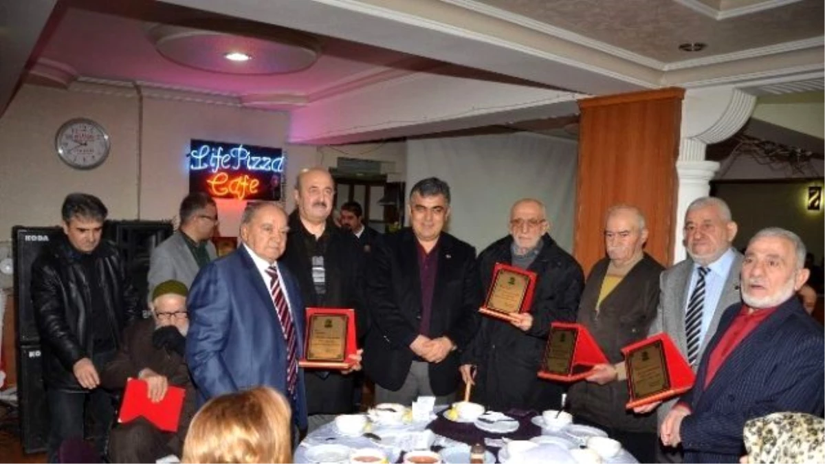 Başkan Özgüven\'den Güreşçilere Plaket