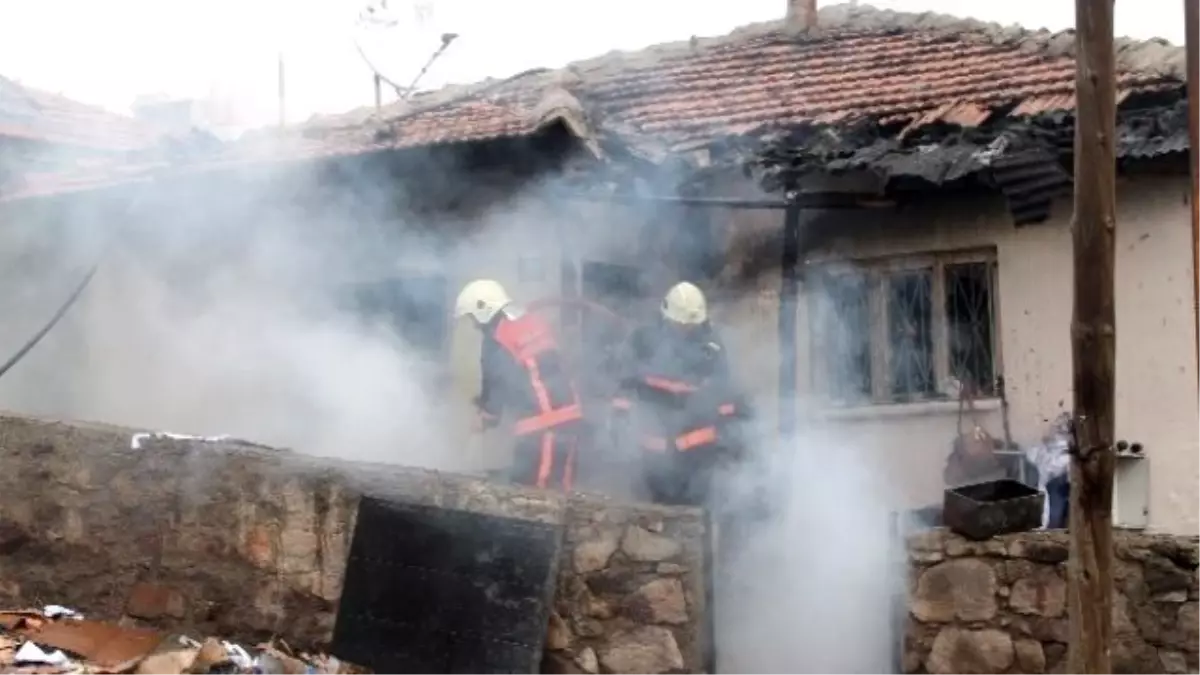 Başkent\'te Gecekondu Yangını: 3 Yaralı