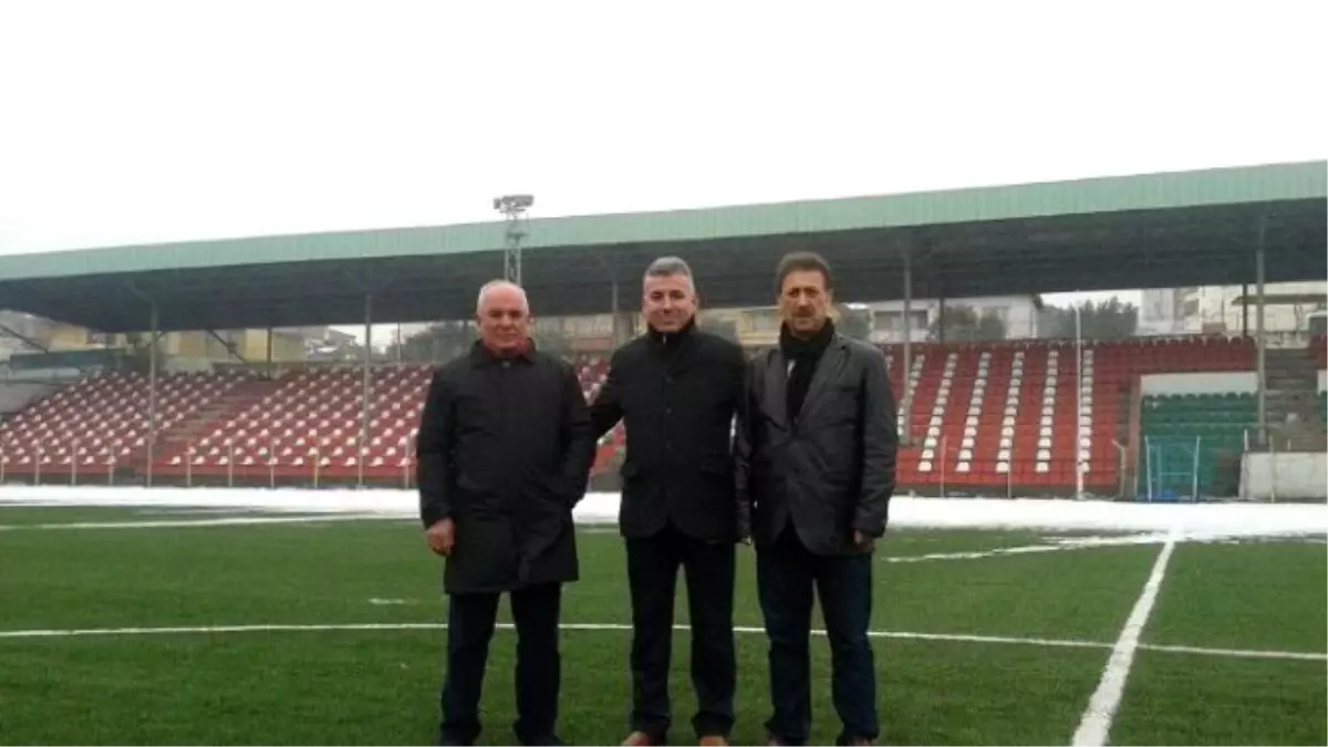 Bilecik Askf Başkanı ile Futbol İl Temsilcisi Yenilenen Stadı İnceledi