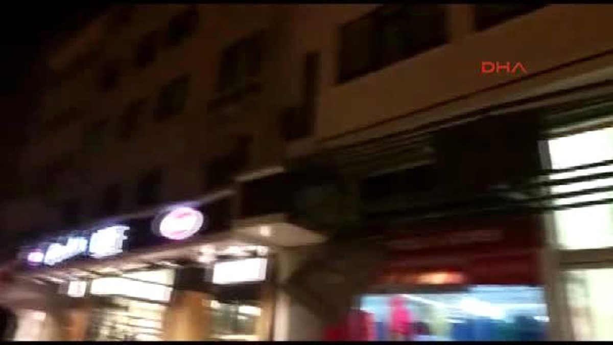 Bolu\'da Apartmanın Çatısından Düşen Karlar Tabelaları Parçaladı