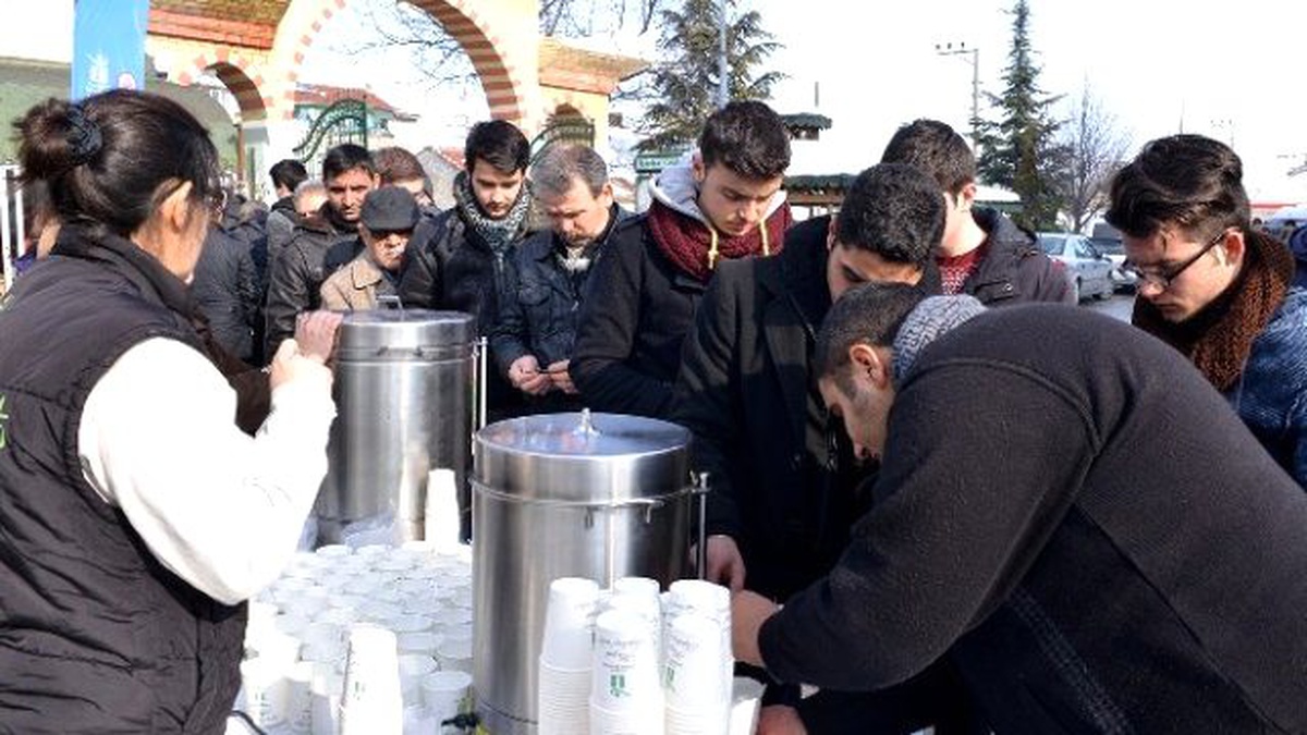 Cuma Namazı Sonrası Vatandaşlara Sıcak Salep