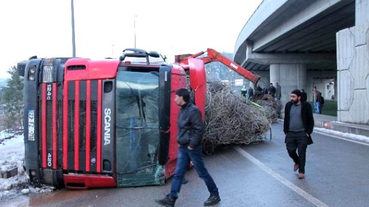 Demir Yüklü Tır Devrildi: 1 Yaralı