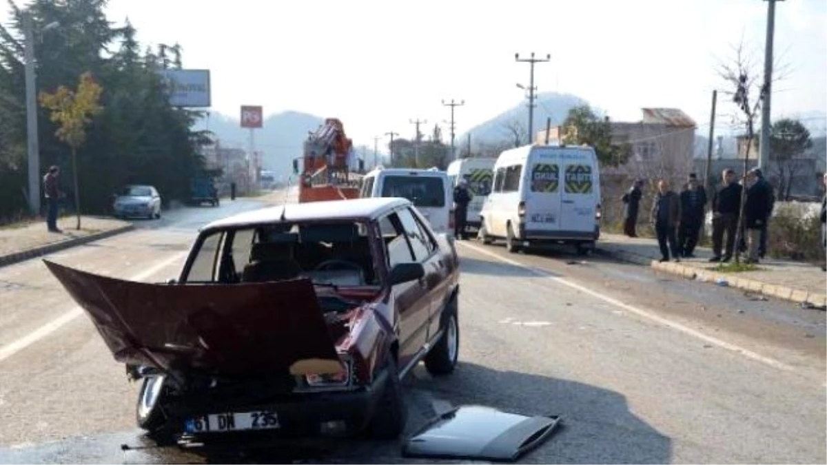 Fatsa\'da Otomobil ile Minibüs Çarpıştı: 3 Yaralı