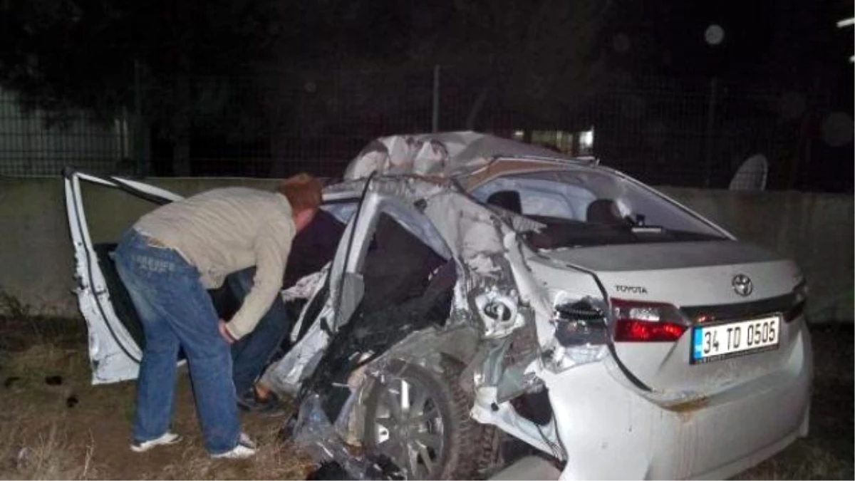 Freni Patlayıp, Direksiyonu Kilitlenen Tır Otomobile Çarptı: 1 Ölü, 2 Yaralı